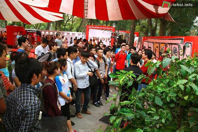 Rất đông người dân và du khách yêu cafe đến tham gia