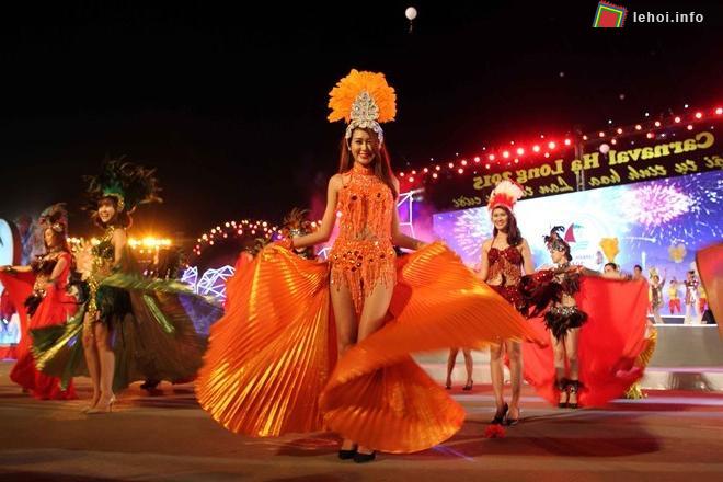 Biểu diễn thời trang trong