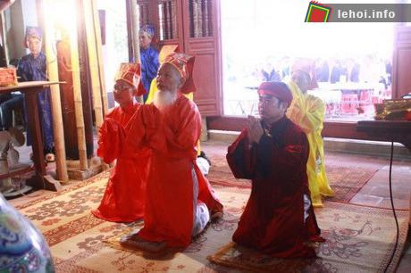 Lễ tế trong đền Vua Mai
