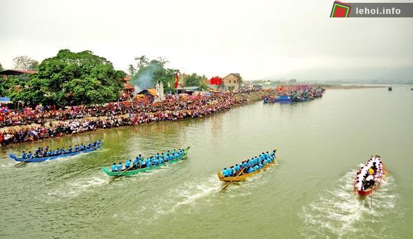 Hội đua thuyền tại lễ hôi Đền Cờn tỉnh Nghệ An