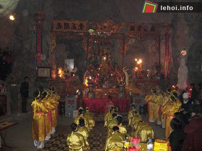 Chánh điện bên trong Chùa Tiên