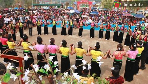 Biểu diễn văn nghệ trong lễ hội mùa hoa ban