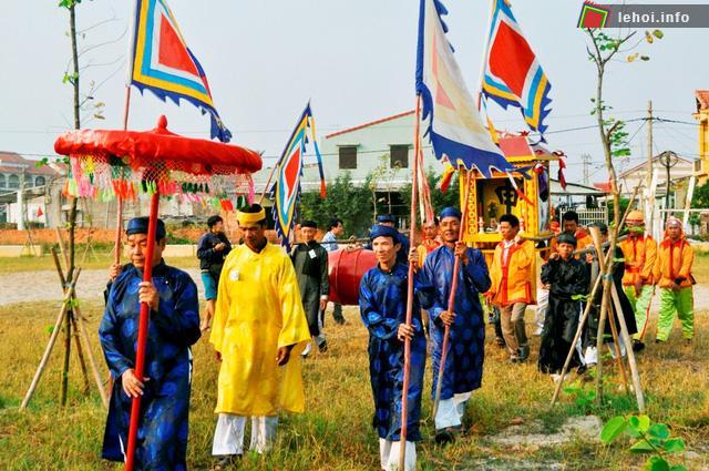 Đoàn nghinh rước chia làm hai ngả: một ngả đi mời thần núi, thần nông, đoàn thứ 2 nghinh rước thần Nam Hải, các chư thần biển cả