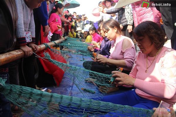 Phần thi đan vá lưới trong lễ hội cầu ngư Quảng Yên