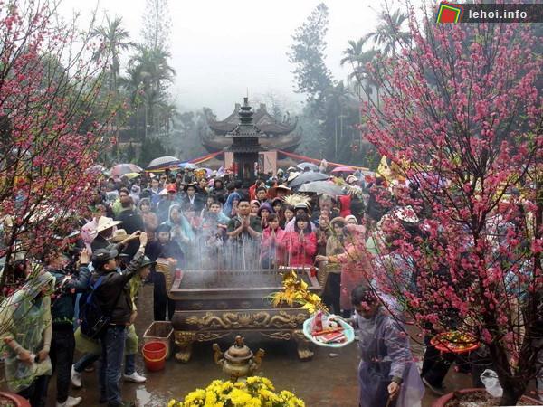 Du khách đến thắp hương, khấn phật