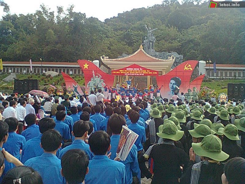 Đông đảo người dân đến tham dự lễ hội chị Sứ