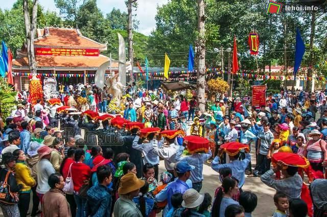 Lễ dâng hương tưởng nhớ hai vị anh hùng dân tộc