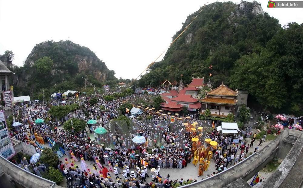 Quang cảnh Lễ hội Quán Thế Âm – Ngũ Hành Sơn 2014