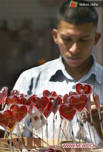 Những chiếc kẹo có hình trái tim xinh xắn cũng là một món hàng được ưa thích nhân ngày lễ Valentine tại Panama City, thủ đô Panama . Ảnh: Xinhua.&nbsp;
