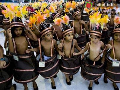 Những em bé ở Brazil tham gia vào lễ hội carnival nổi tiếng tại thủ đô Rio de Janeiro .&nbsp;