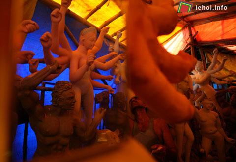 Những vị thần đang được chỉnh sửa trong xưởng để chuẩn bị cho festival Durga Puja tại Allahabad , Ấn Độ.