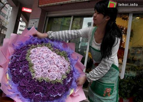 Cô gái người Trung Quốc bên bó hoa hồng tím khổng lồ. Ảnh: Xinhua.&nbsp;