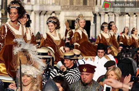 Đoàn thiếu nữ trong những bộ trang phục cổ tại quảng trường Saint Mark ở Venice, Italy . Ảnh: Reuters.&nbsp;