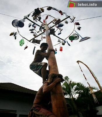 Đặc sắc chùm ảnh lễ hội trèo cây cau bôi mỡ tại Indonesia ảnh 1
