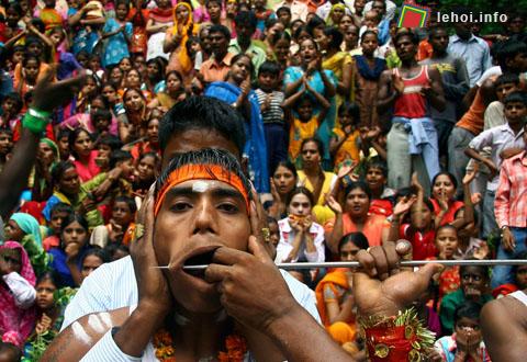 Phụ nữ trang trí tay với những hoa văn từ cây lá móng trong festival Hariyali Teej, tại Allahabad, Ấn Độ. Đây là lễ hội cho những người phụ nữ Hindu để cầu nguyện cho gia đình hạnh phúc cũng như cho sức khỏe của những người chồng.
