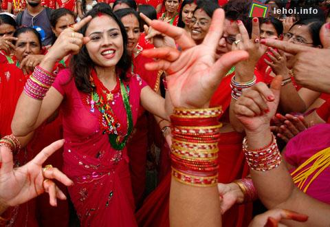 Phụ nữ Hindu trong điệu nhảy truyền thống tại điện Pashupati Nath trong festival Teej diễn ra tại Kathmandu. Những phụ nữ đã kết hôn thì mặc chiếc váy cưới truyền thống để hát mừng và cầu nguyện tuổi thọ và sức khỏe cho người chồng. Những cô gái chưa chồng thì tới đây để cầu nguyện có được một người chồng tốt.
