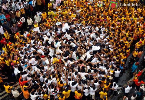 Người dân trong bộ trang phục truyền thống cùng nhảy múa trong festival Indrajatra tại Kathmandu.