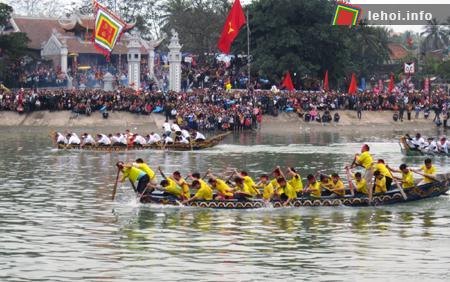Vạn người đổ về đền Cờn xem đua thuyền