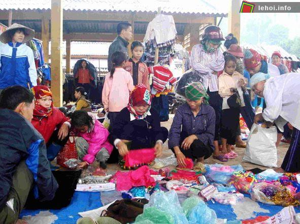 Bà con người tày đi chợ ngày Rằm tháng 7
