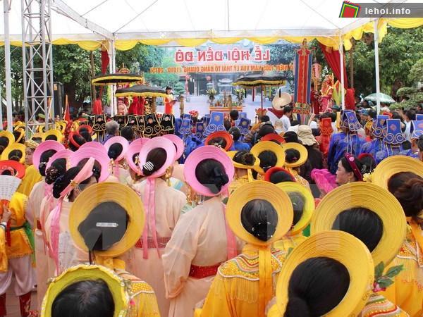 Hàng vạn du khách đổ về khai lễ hội Đền Đô