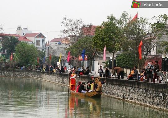 Các liền anh liền chị hát quan họ trên thuyền rồng