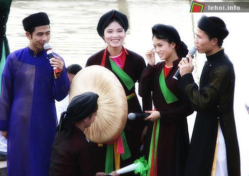 Các liền anh liền chị hát giao duyên trong ngày hội