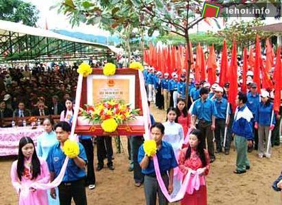 Các thanh thiếu niên tham dự lễ hội