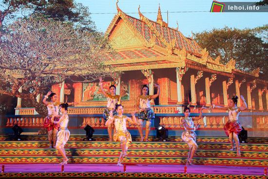 Biểu diễn tiết mục văn nghệ truyền thống