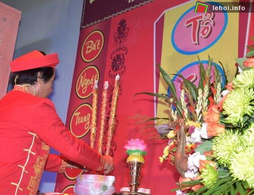 Nghệ sĩ dâng hương trong ngày Lễ hội Dạ cổ hoài lang tại Bạc Liêu