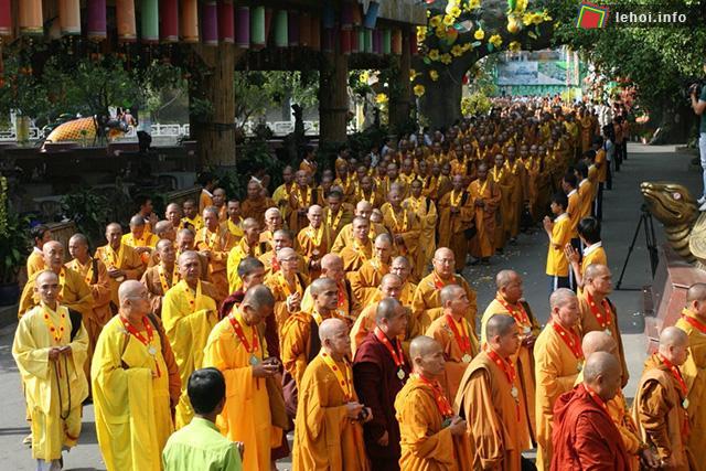 Rất đông nhà sư về làm lễ tại lễ Vu Lan
