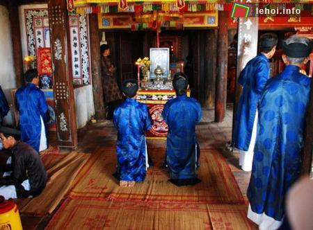 Thành viên trong đoàn làm lễ đang dâng hương khấn thần