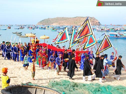 Đoàn rước thần trong Lễ hội cầu ngư tại Bình Định