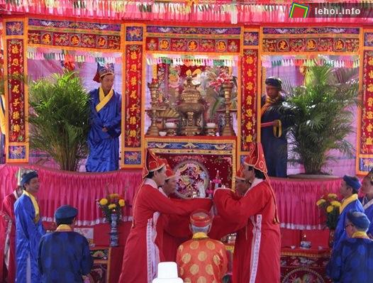 Các bô lão đang dâng hương lên cụ tổ nghề của làng