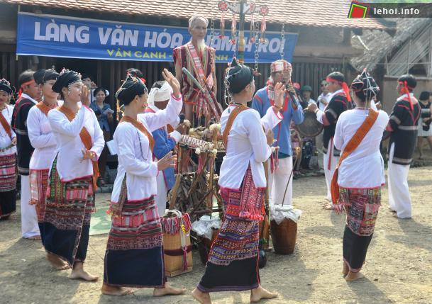 Người dân Chăm múa xoang Ch'yong với hy vọng đất trời sẽ ban cho mưa thuận gió hòa