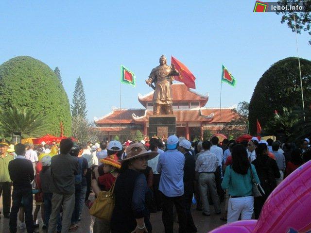 Người dân quanh vùng và khách thập phương nô nức về xem hội Đống Đa