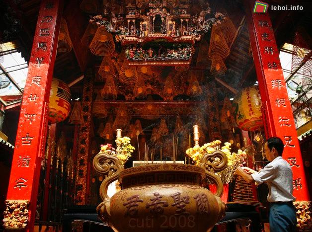 Khách thập phương về dâng hương tại Lễ hội Miếu Ông Bổn
