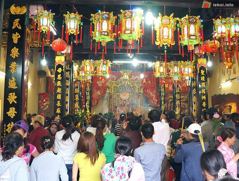 Nơi chánh điện của Chùa Bà Thiên Hậu