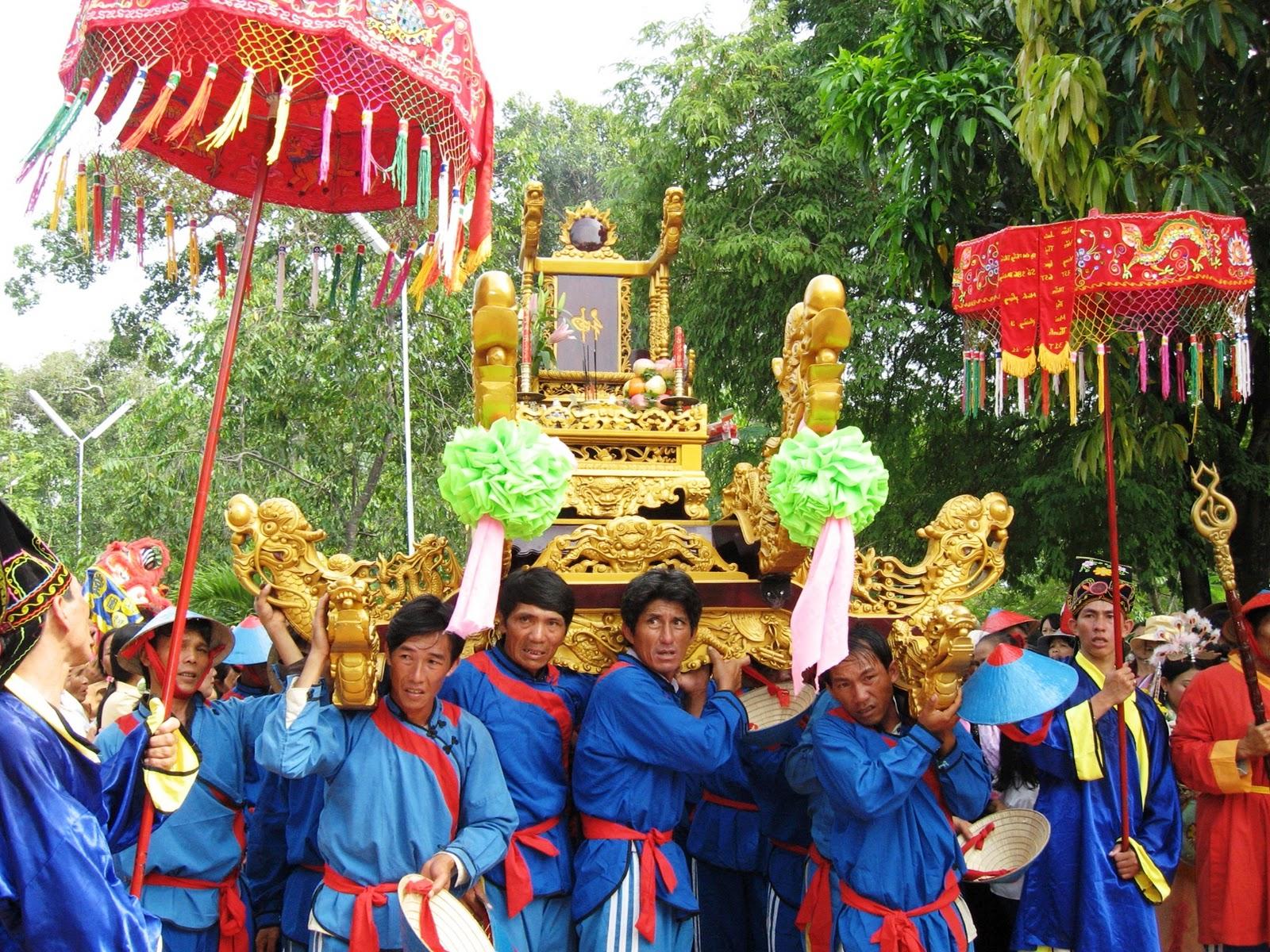 Lễ rước kiệu trong ngày Hội đền Dinh Thầy Thím