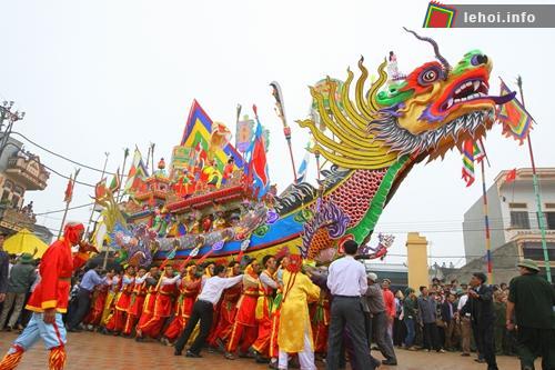 Ngư dân biển đang rước thuyền rồng