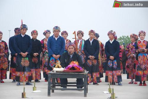 Thầy cúng và người dân Lô Lô đang cúng tế thần