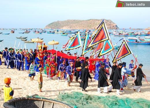 Đoàn làm lễ tiến ra biển để cử hành lễ xin keo