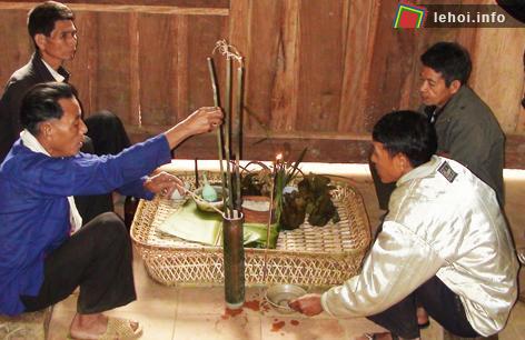 Trưởng họ và các thành viên trong dòng họ cùng chuẩn bị mâm lễ vật cúng tổ tiên và ông bà
