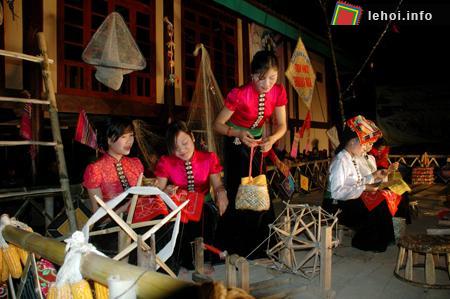 Các cô gái Thái trổ tài quay sợi