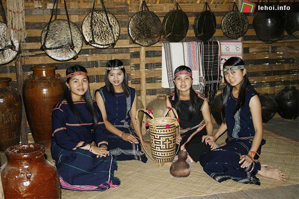 Những cô gái người Kơho bên ché rượu cần