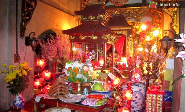 Trong đền Bà Tấm có điện thờ bà Ỷ Lan