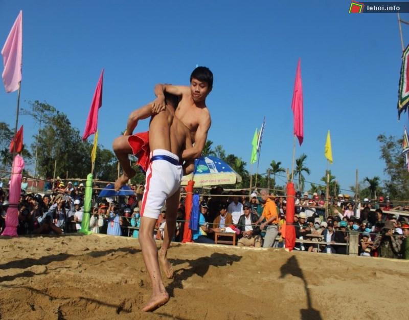 Thi đấu vật tại lễ hội