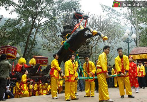 Lễ rước kiệu lên đền Thượng