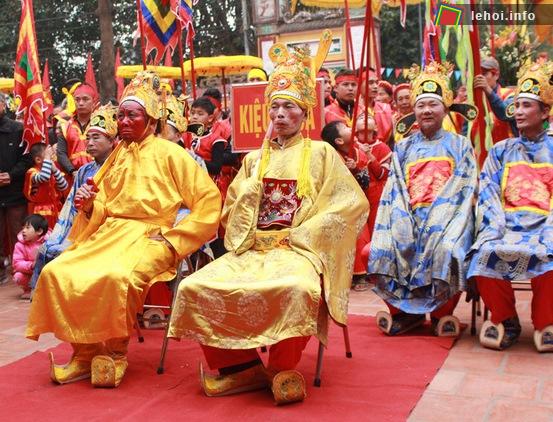 Vua Chúa và các quan đầu triều do người dân hóa trang trong dịp lễ rước kiệu vua chúa