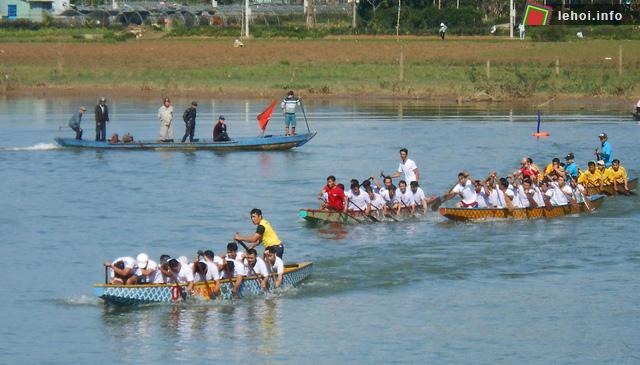 Thi bơi chải trên sông Châu