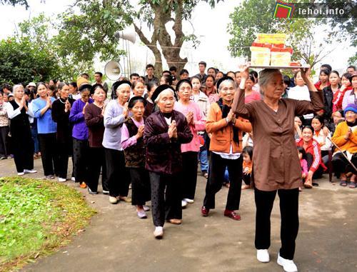 Các cụ bà đội lễ vào đình làng Gừa